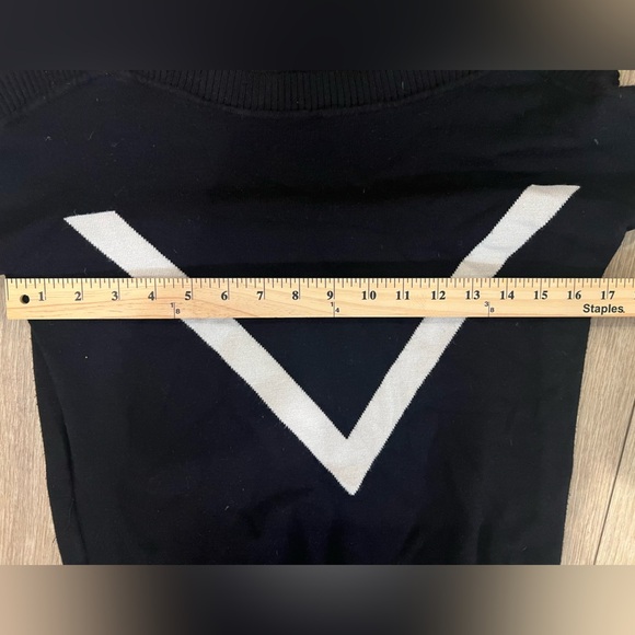 Women's Medium thick Black White Crew Neck Sweater with Bold Geometric Design - Picture 6 of 6